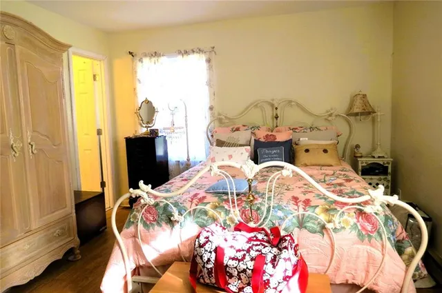 a view of a livingroom with furniture