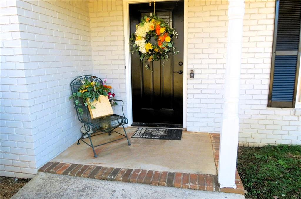 4880 Pea Ridge Road Cornelia, GA 30531 - Photo 31 of 34 a vase with flowers sitting on a table