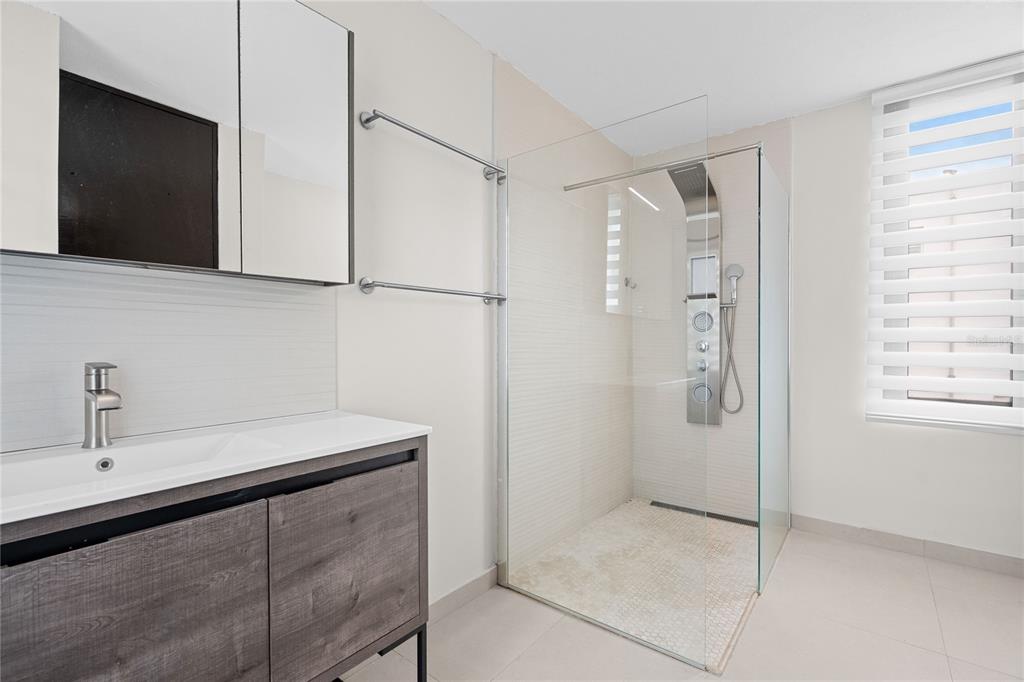 D D Condor Guaynabo, PR 00969 - Photo 9 of 16