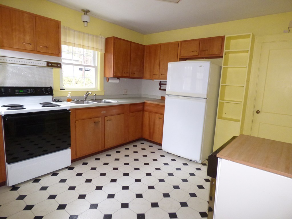 15 Heatherstone Road Amherst, MA 01002 - Photo 5 of 23