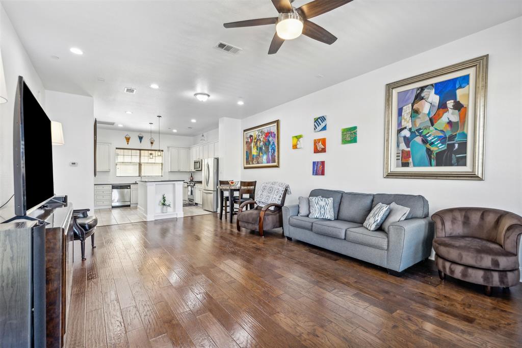 638 Arbol Irving, TX 75039 - Photo 6 of 18