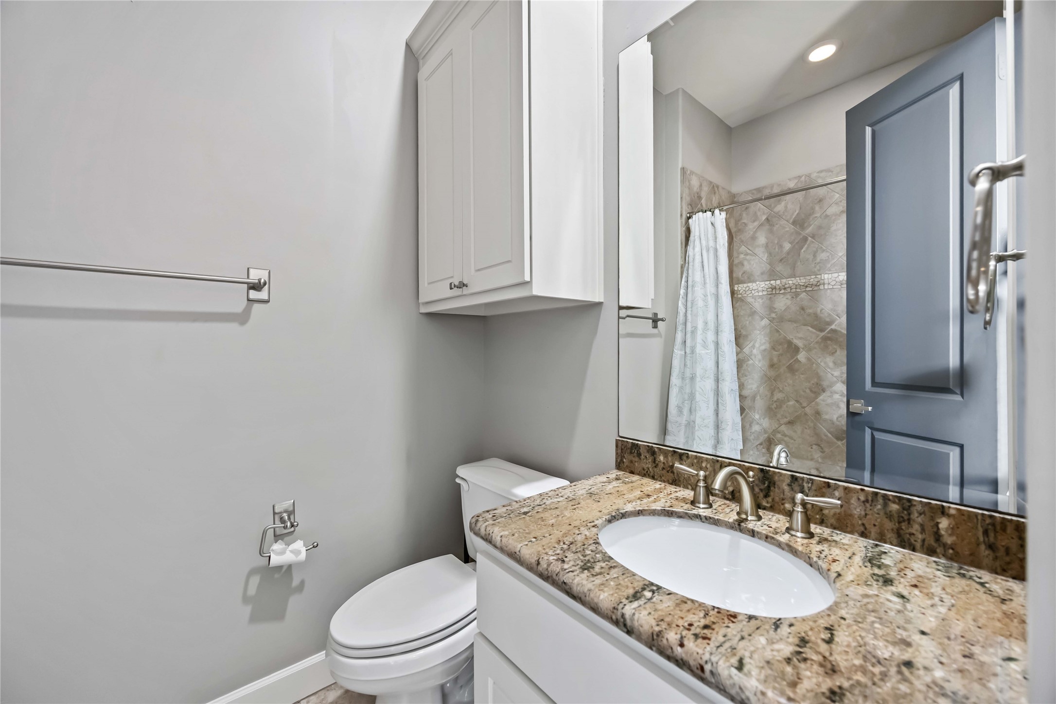 328 Bomar Street Houston, TX 77006 - Photo 23 of 25 Fourth floor bathroom