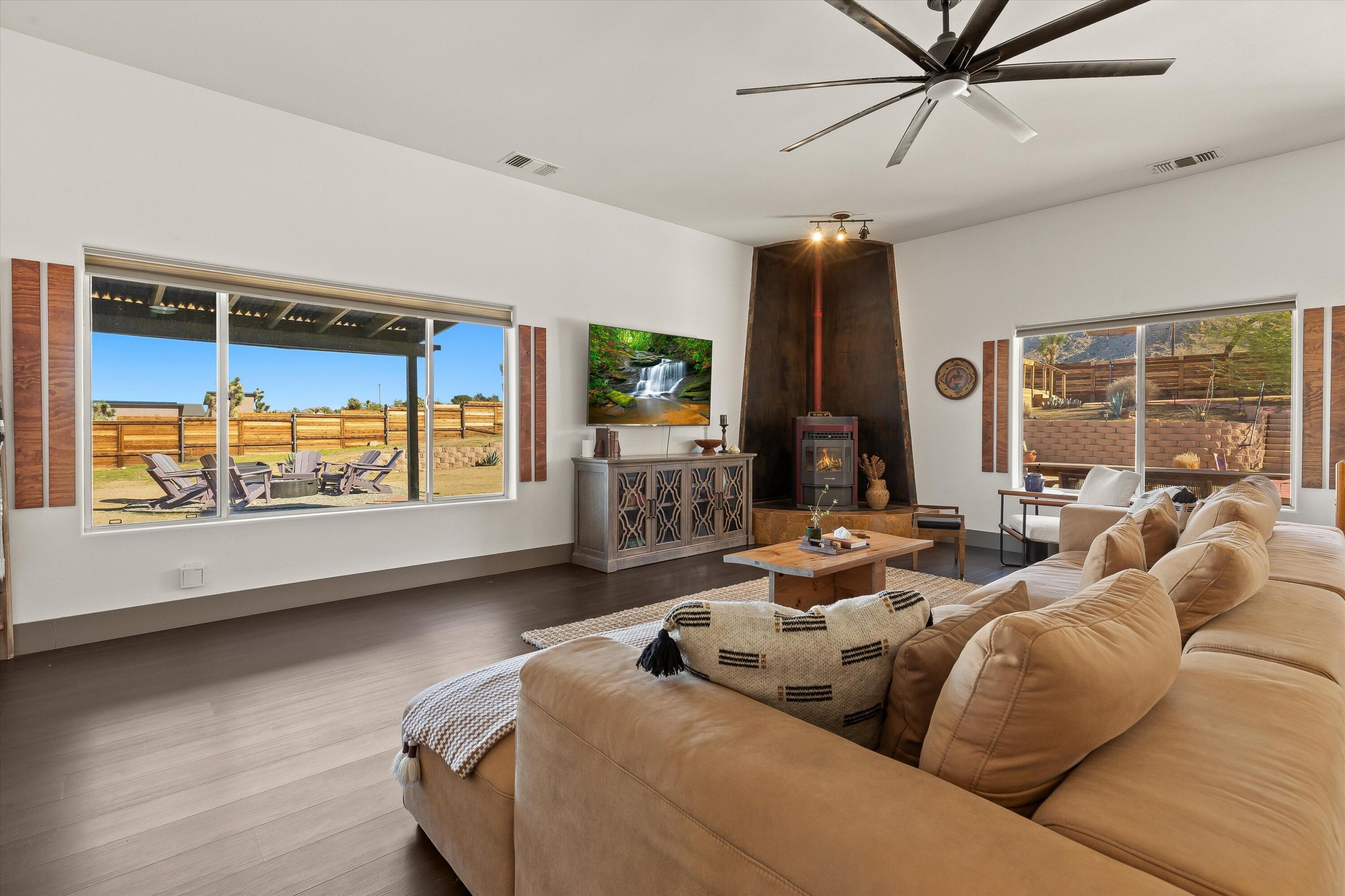 60377 Pueblo Trail Joshua Tree, CA 92252 - Photo 11 of 57 Living room