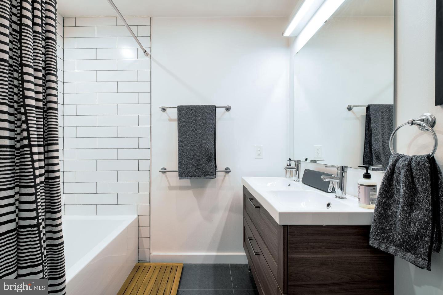 1617-27 Hope Street, Unit 2D Philadelphia, PA 19122 - Photo 28 of 32 a bathroom with a sink and a bathtub