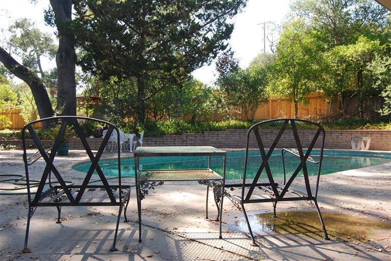 712 Cuyama Road Ojai, CA 93023 - Photo 3 of 21 a view of a chairs and table in the patio