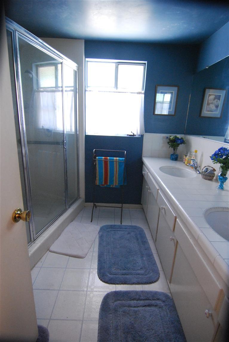 712 Cuyama Road Ojai, CA 93023 - Photo 10 of 21 a bathroom with a sink a toilet and a bathtub