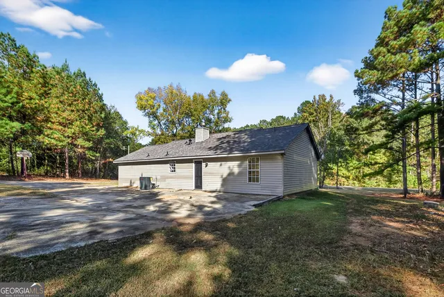 a house with swimming pool in front of it