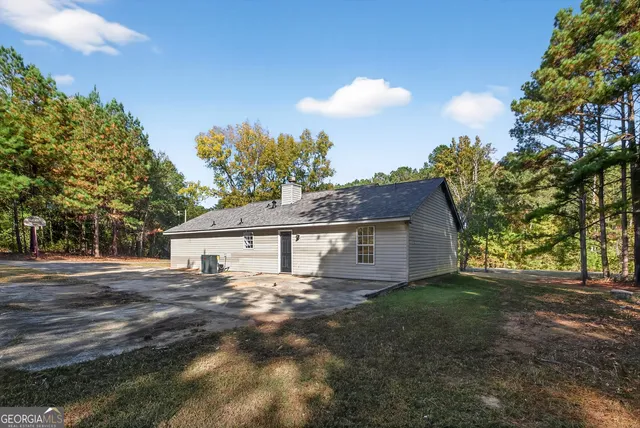 a view of a house with backyard and porch