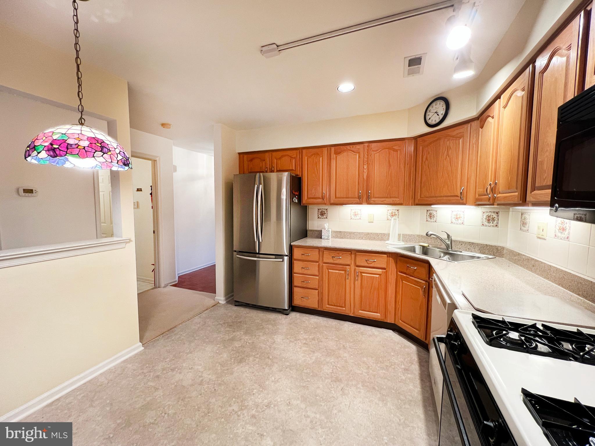 114 Progress Drive Doylestown, PA 18901 - Photo 7 of 27 New Fridge & Granite Countertops