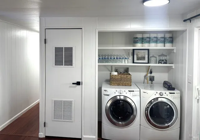 a view of washer and dryer in a room