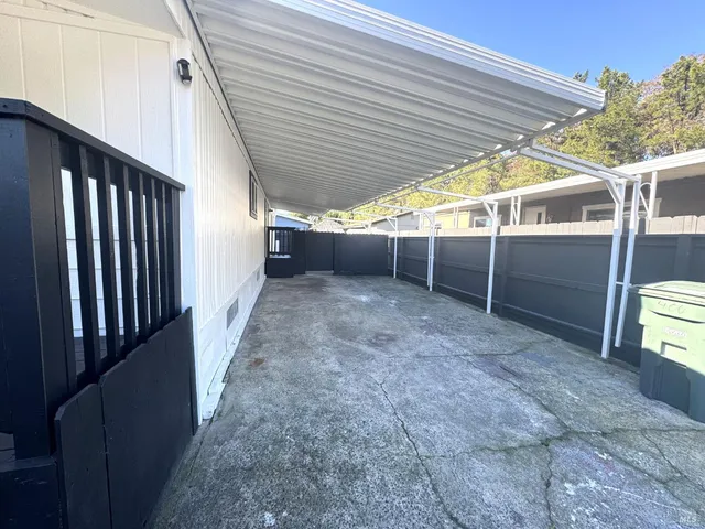 a view of a house with backyard and roof