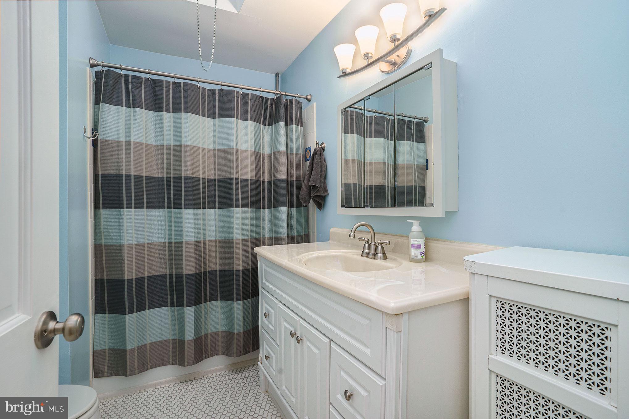 640 Roxborough Avenue Philadelphia, PA 19128 - Photo 22 of 26 2nd Floor Full Bathroom