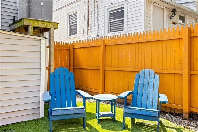 a view of sitting area with chairs