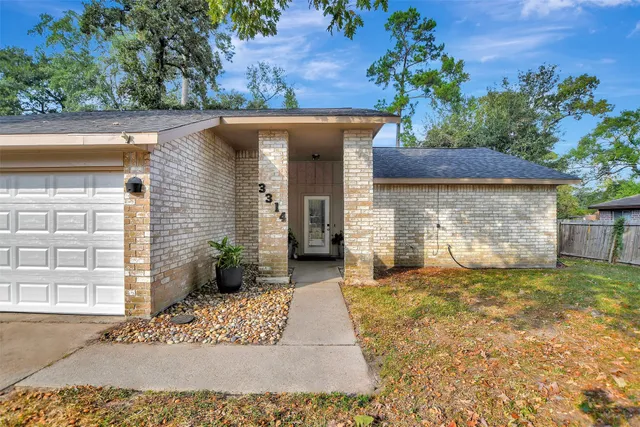a view of a house with backyard and garden