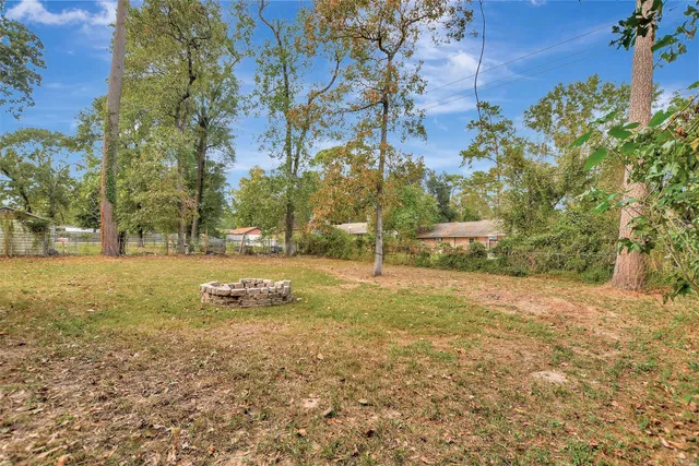 a view of yard with tree