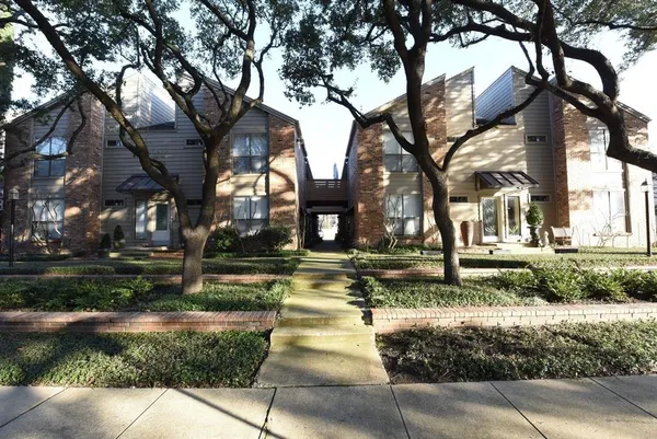 a view of a yard in front of a house