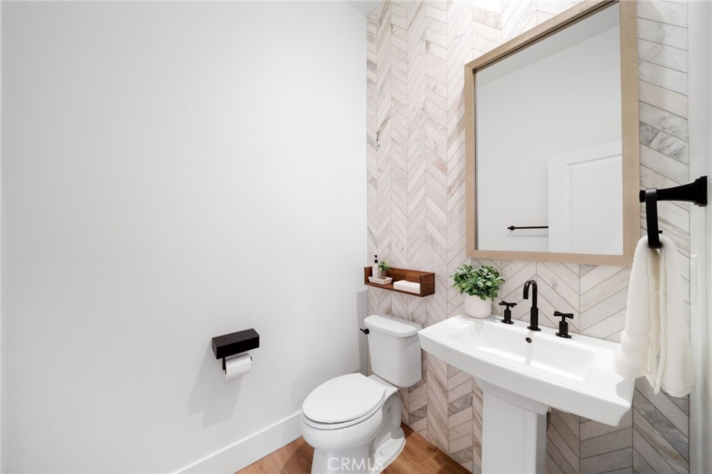 17042 Meteor Way Riverside, CA 92503 - Photo 22 of 75 Powder room, 1st floor
