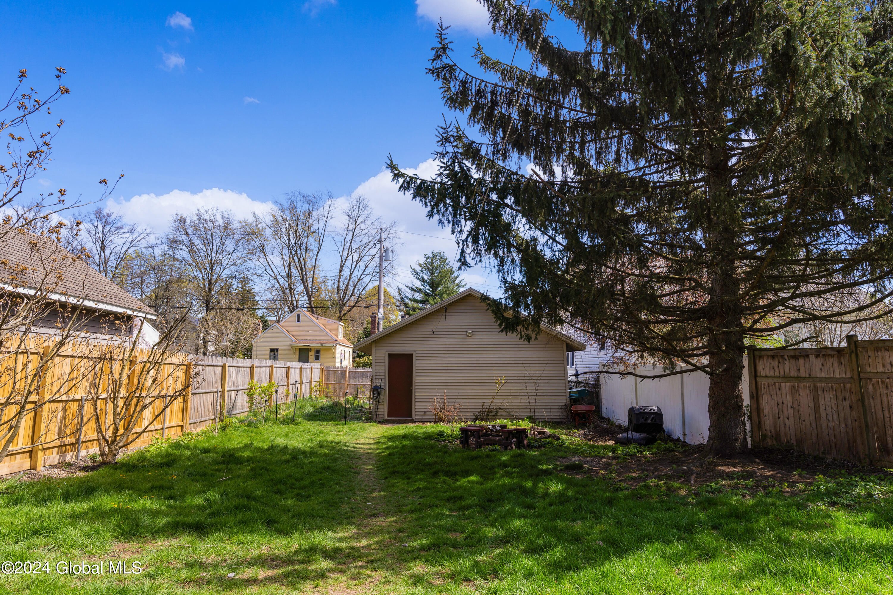 610 Bedford Road Schenectady, NY 12308 - Photo 4 of 29 EMO00389