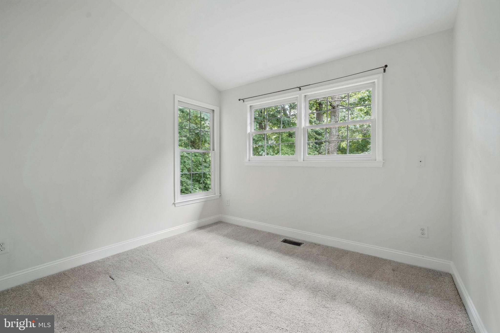 1393 Heritage Oak Way Reston, VA 20194 - Photo 32 of 80 an empty room with windows