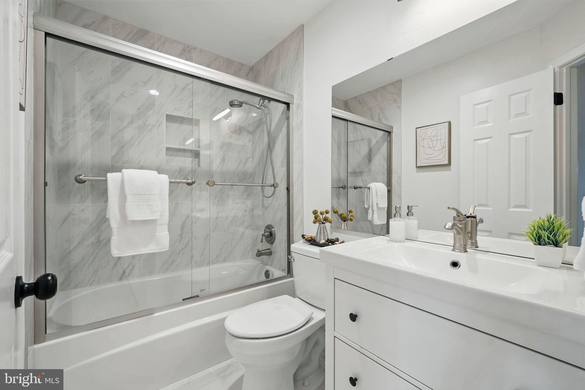 1393 Heritage Oak Way Reston, VA 20194 - Photo 34 of 80 a bathroom with a sink mirror toilet and bathtub