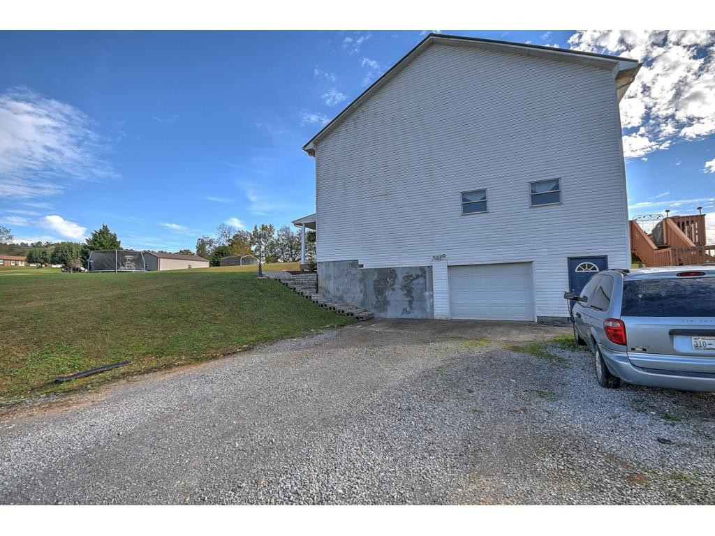 8245 Baileyton Road Greeneville, TN 37745 - Photo 27 of 28 Driveway Garage