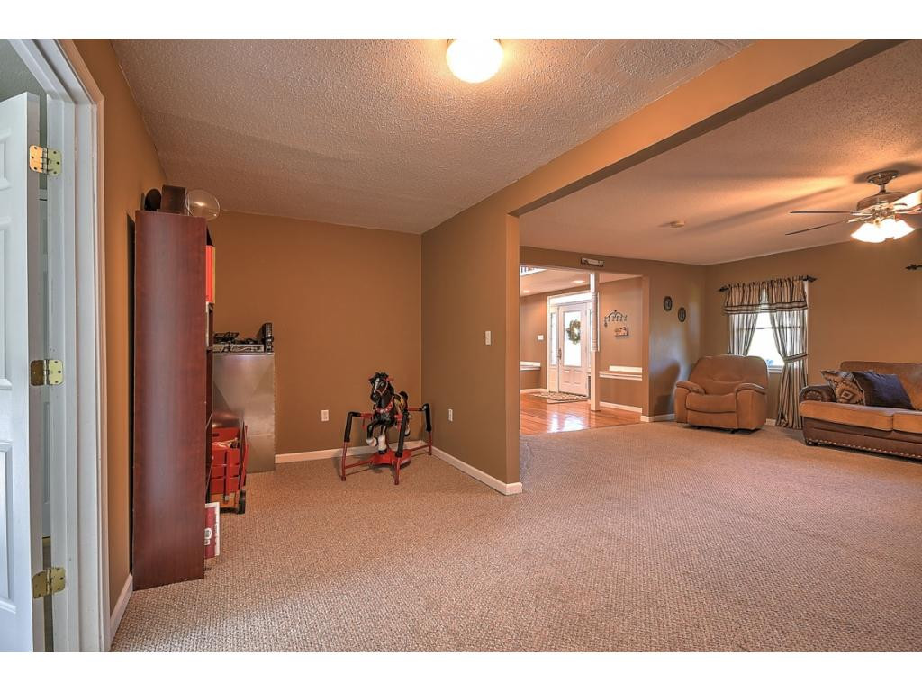 8245 Baileyton Road Greeneville, TN 37745 - Photo 8 of 28 Living Room