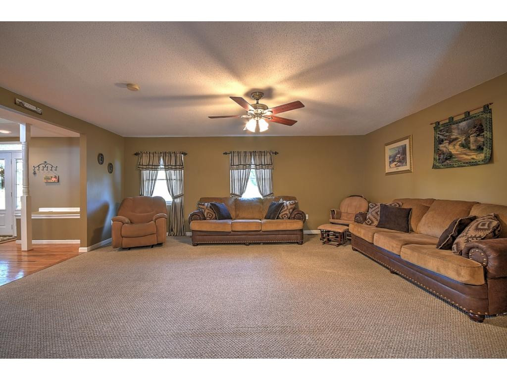 8245 Baileyton Road Greeneville, TN 37745 - Photo 9 of 28 Living Room