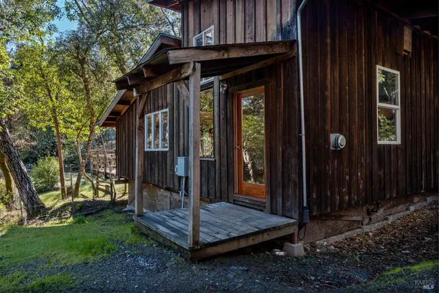 a view of a house with backyard and porch