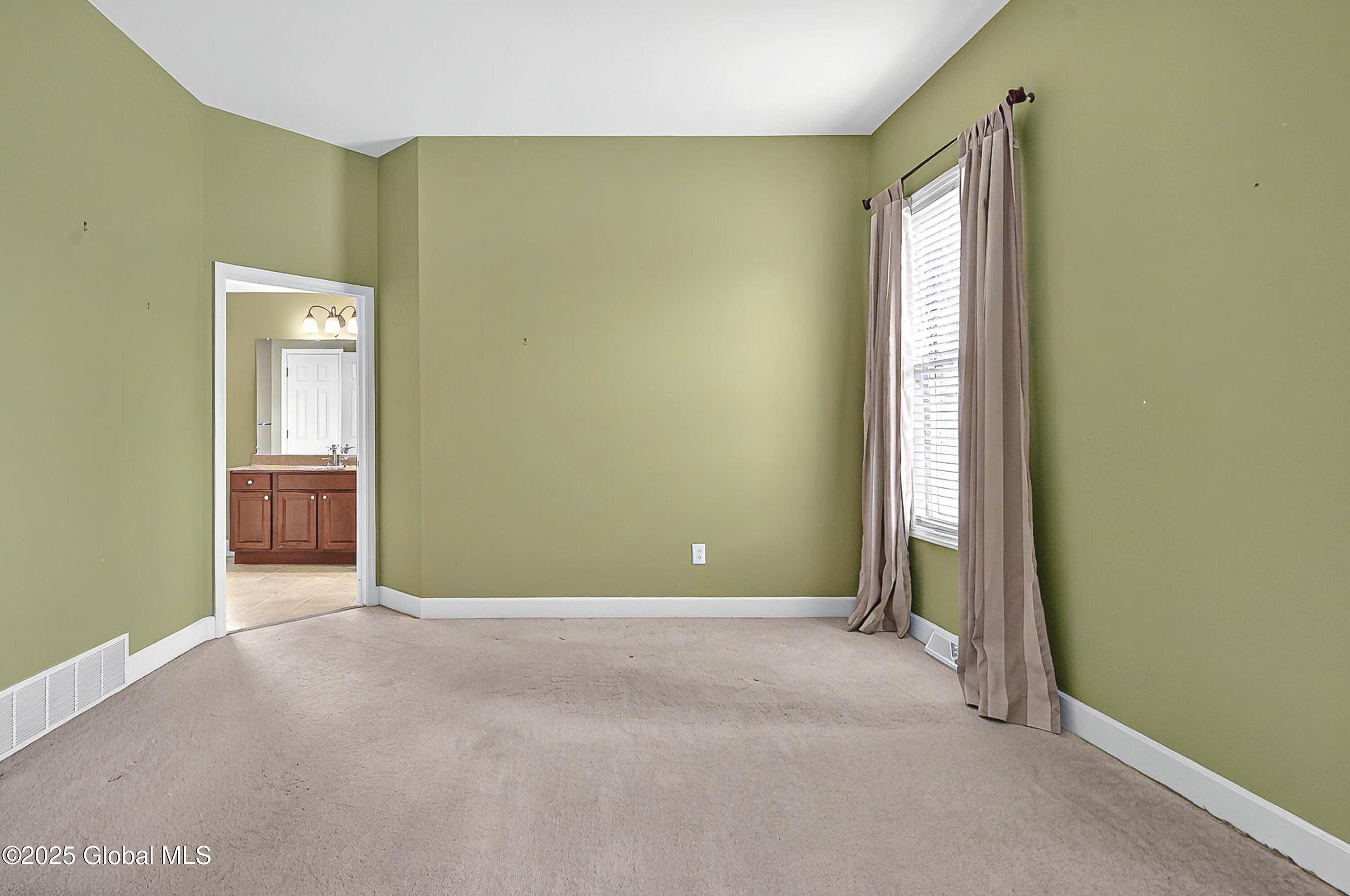 22 Gladstone Circle Halfmoon, NY 12118 - Photo 28 of 48 Master Bedroom