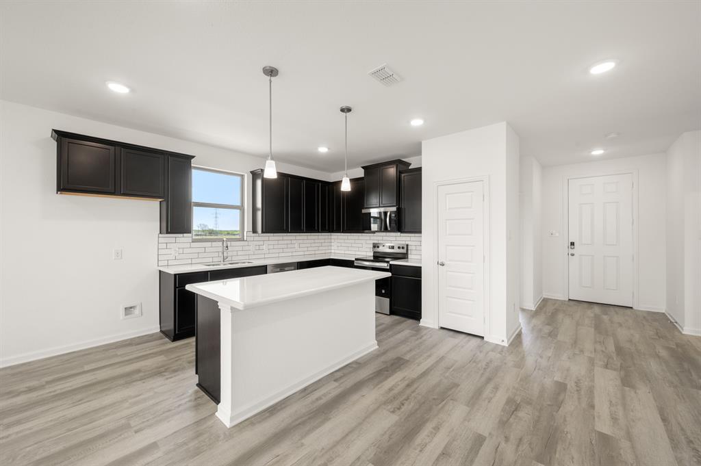 125 Toftrees Drive Cleburne, TX 76031 - Photo 6 of 27 125 Toftrees- Kitchen-3