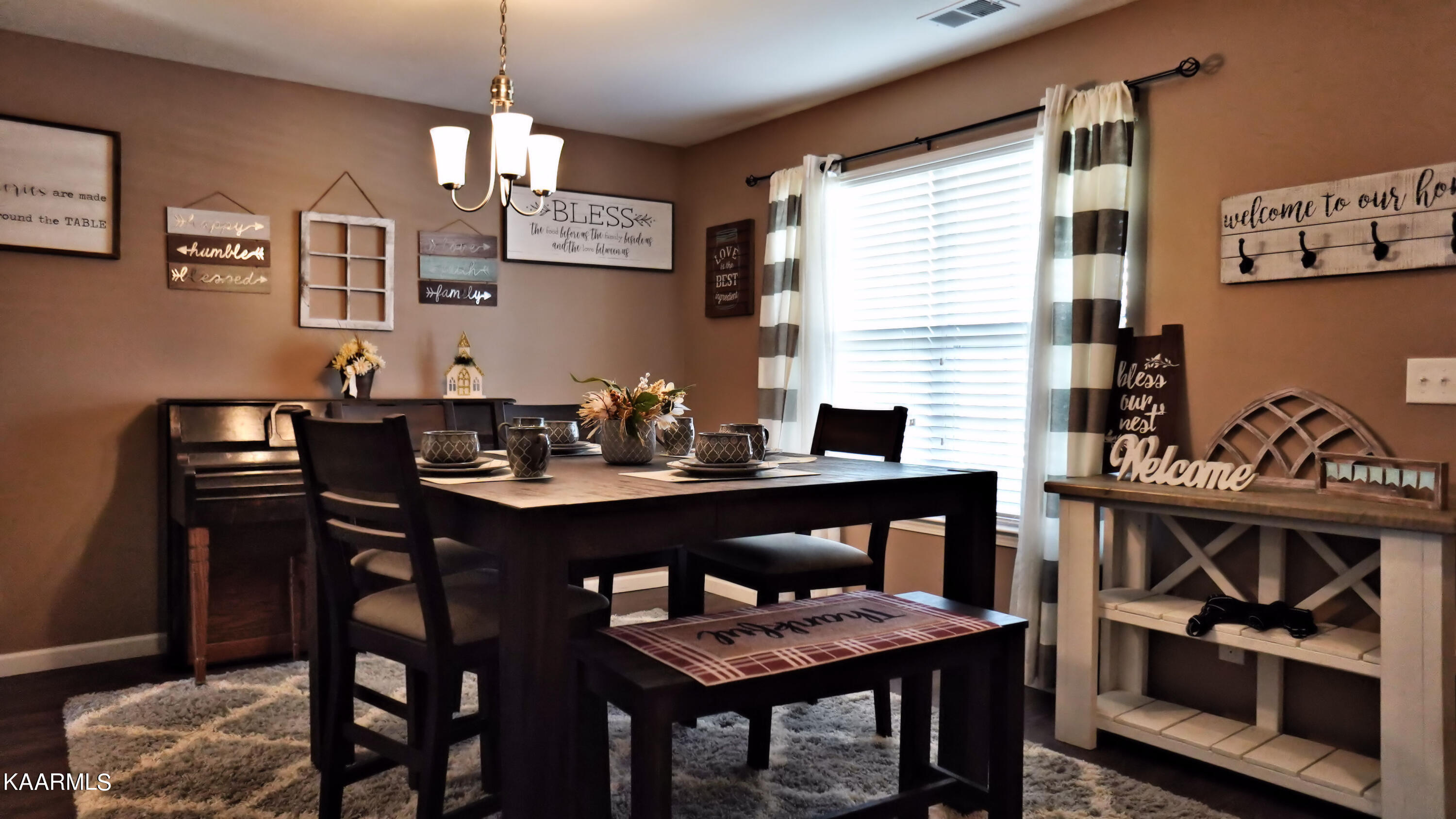 1907 River Poppy Road Mascot, TN 37806 - Photo 4 of 20 dining area