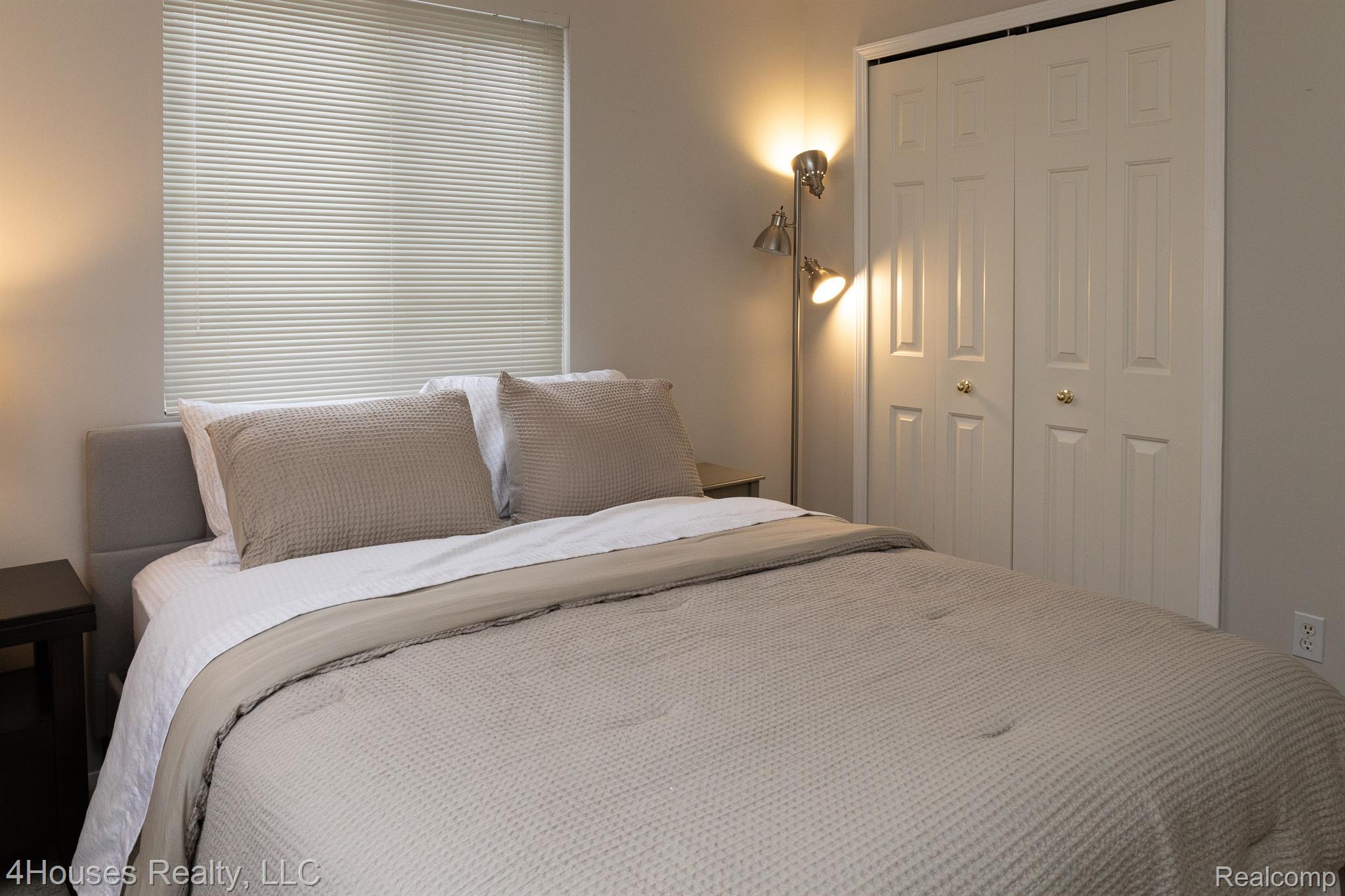 654 Lydia Lane, Unit 48 Pontiac, MI 48341 - Photo 26 of 38 2nd bedroom furnished.