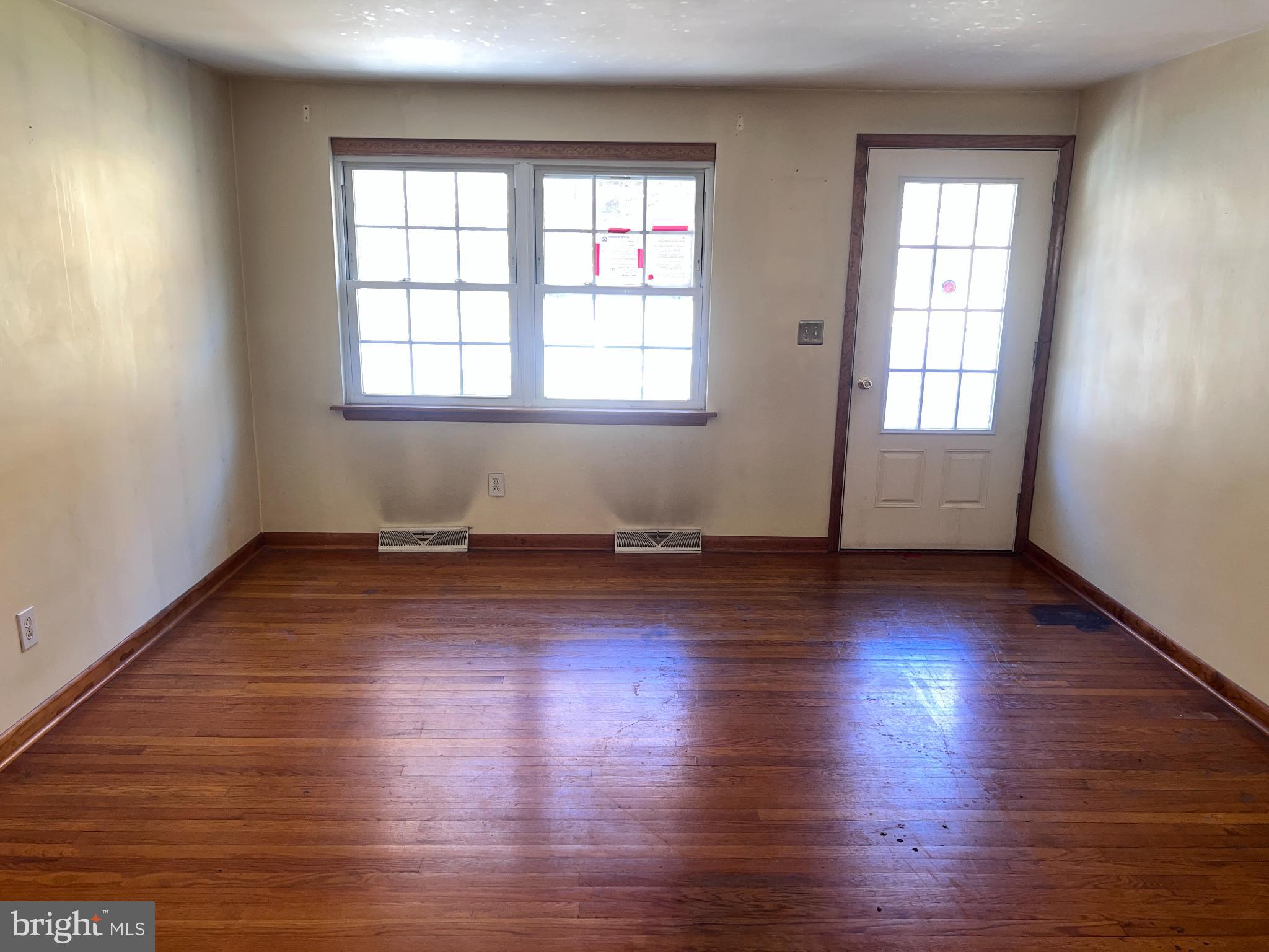 1074 Braddock Road Cumberland, MD 21502 - Photo 9 of 38 Living room