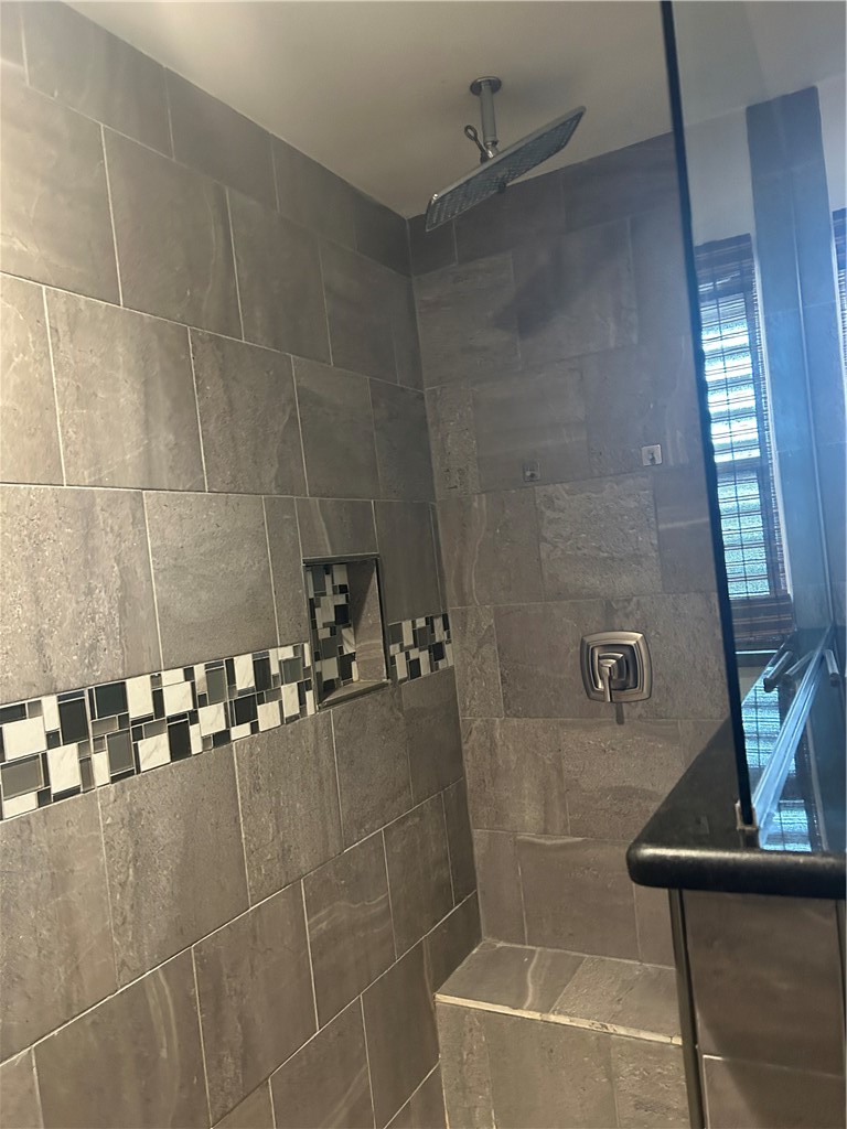 4530 Windows Drive Corpus Christi, TX 78413 - Photo 6 of 11 a bathroom with a bathtub