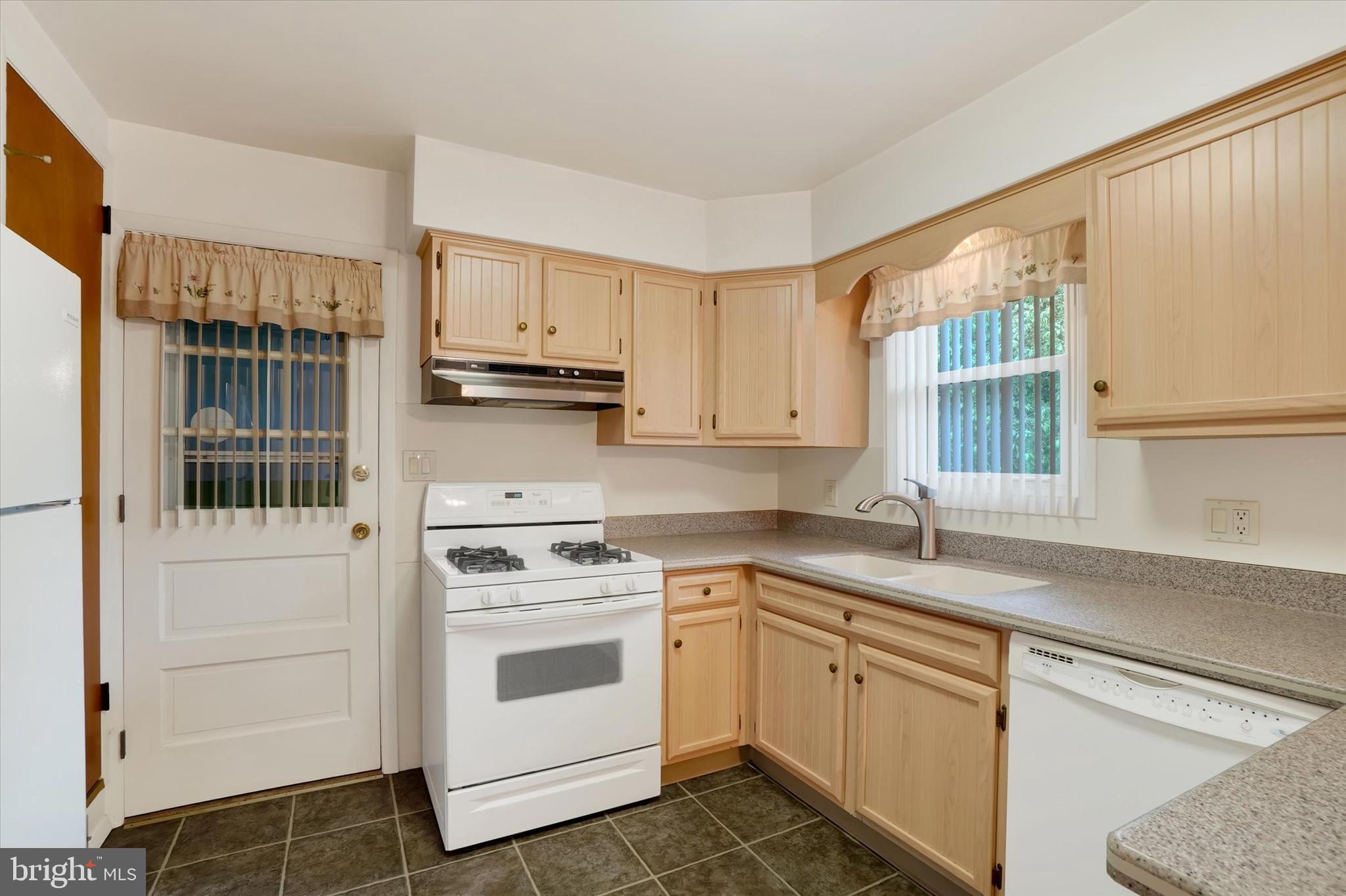 2238 Cedar Road York, PA 17408 - Photo 9 of 32 Gallery Image 9