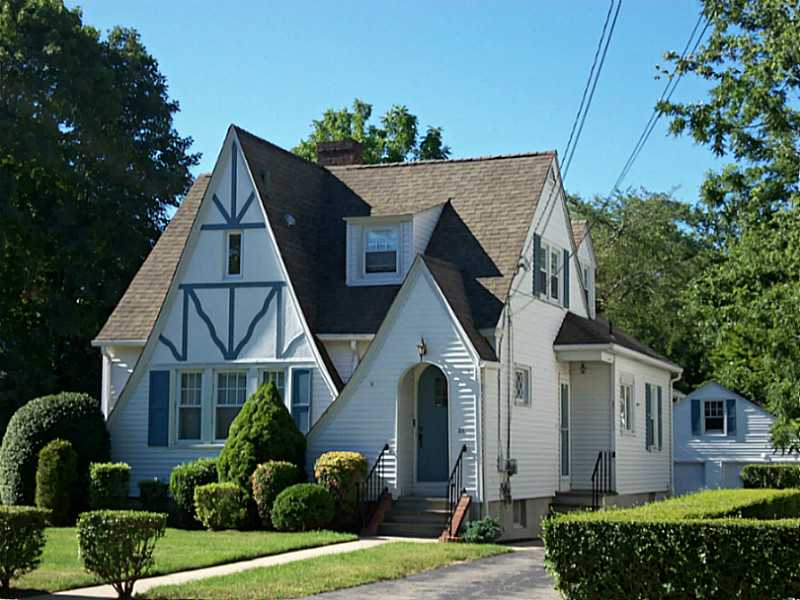 33 Cross Street Westerly, RI 02891 - Photo 1 of 25 Exterior Front.
