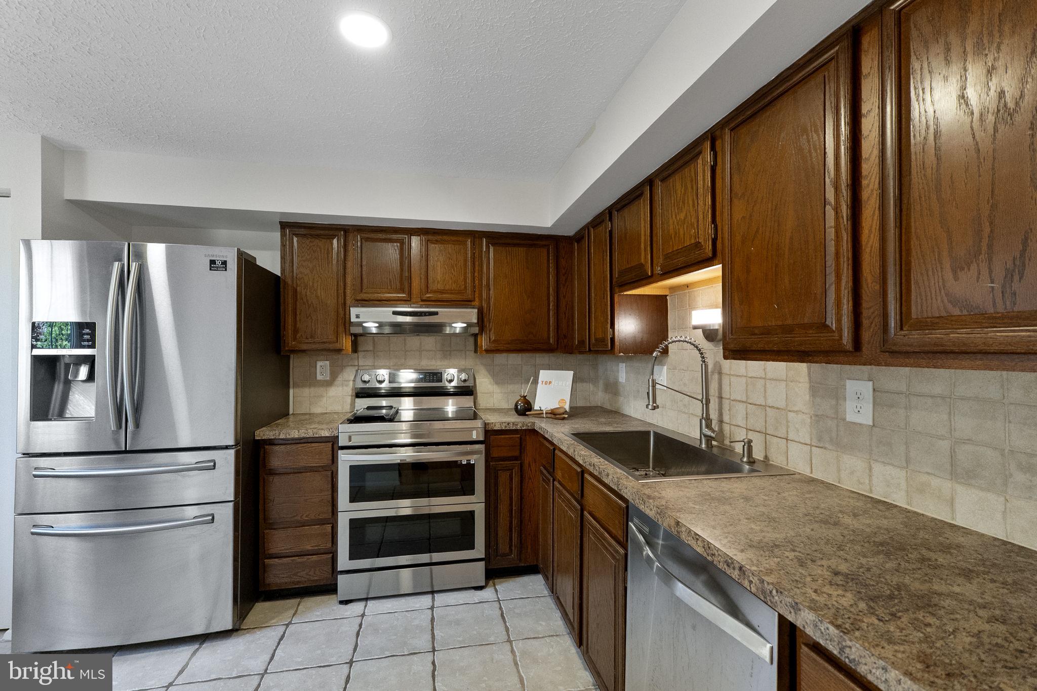 210 Whitcliff Court Gaithersburg, MD 20878 - Photo 16 of 33 Kitchen