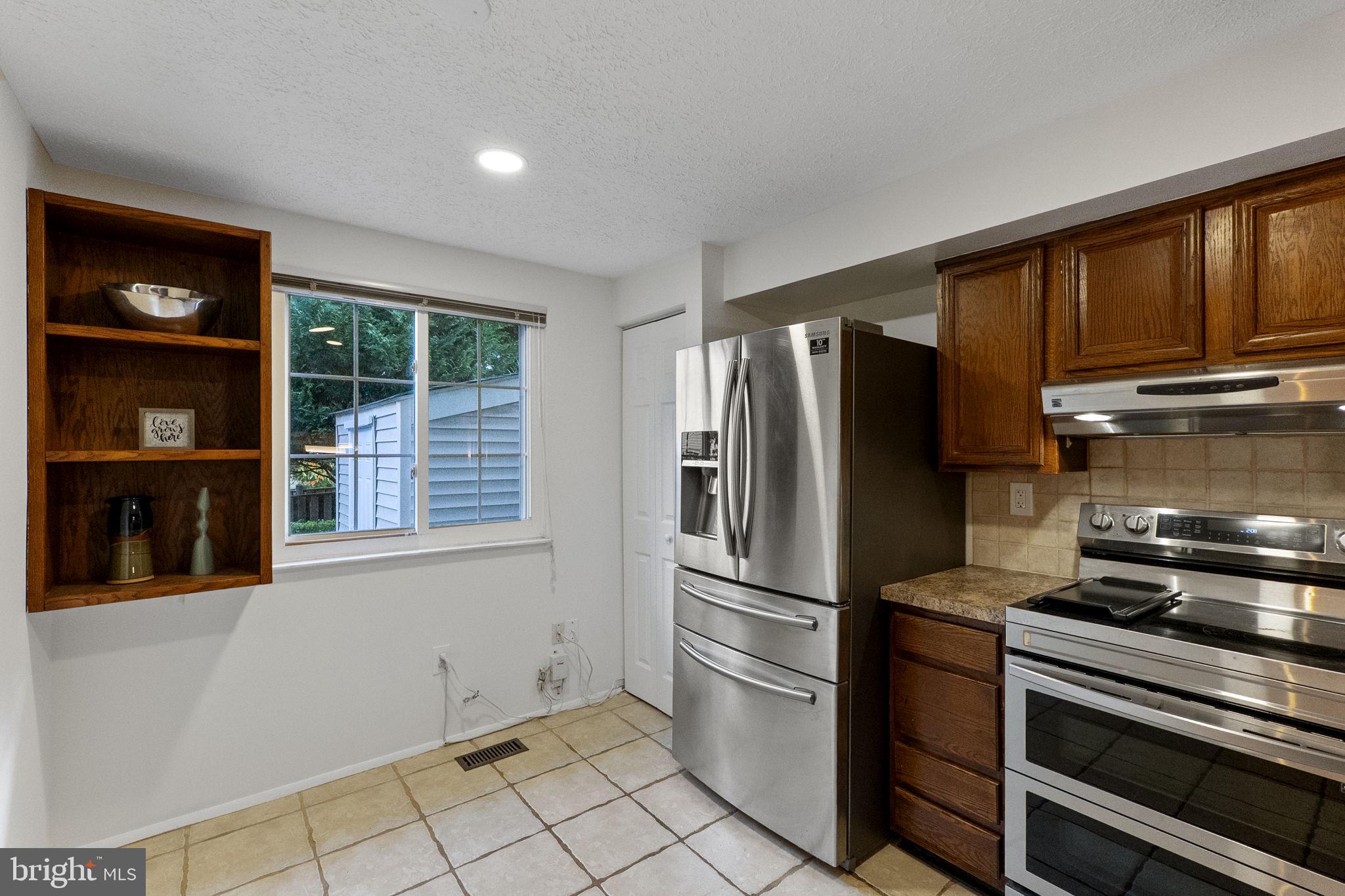 210 Whitcliff Court Gaithersburg, MD 20878 - Photo 17 of 33 Even has space for a table