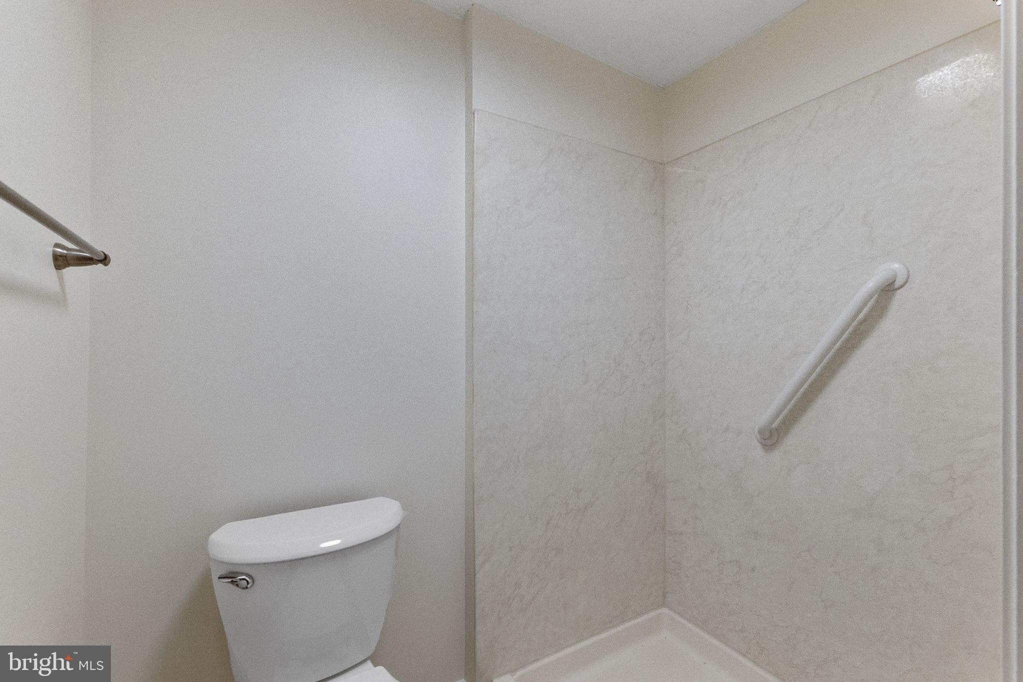 210 Whitcliff Court Gaithersburg, MD 20878 - Photo 21 of 33 Primary bath