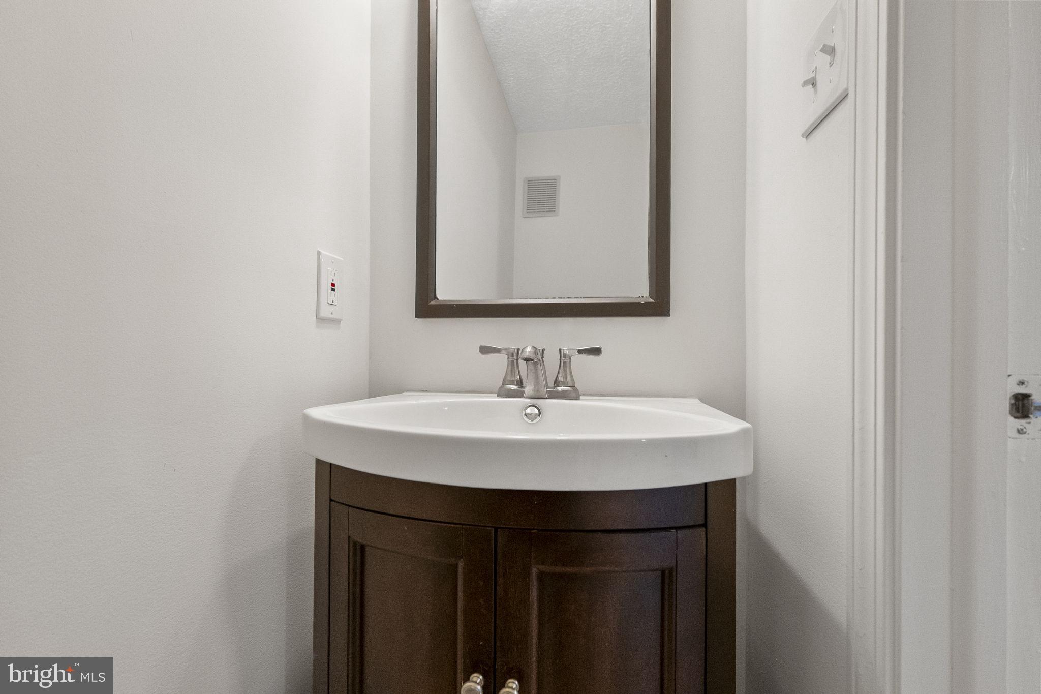 210 Whitcliff Court Gaithersburg, MD 20878 - Photo 27 of 33 Half bath