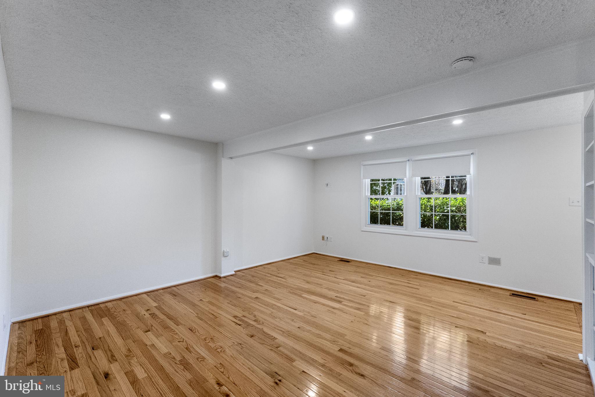 210 Whitcliff Court Gaithersburg, MD 20878 - Photo 3 of 33 Entertain in the living room