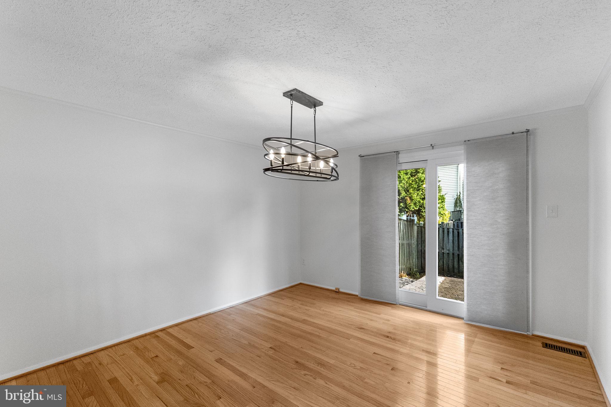 210 Whitcliff Court Gaithersburg, MD 20878 - Photo 4 of 33 Host the holidays in the dining room