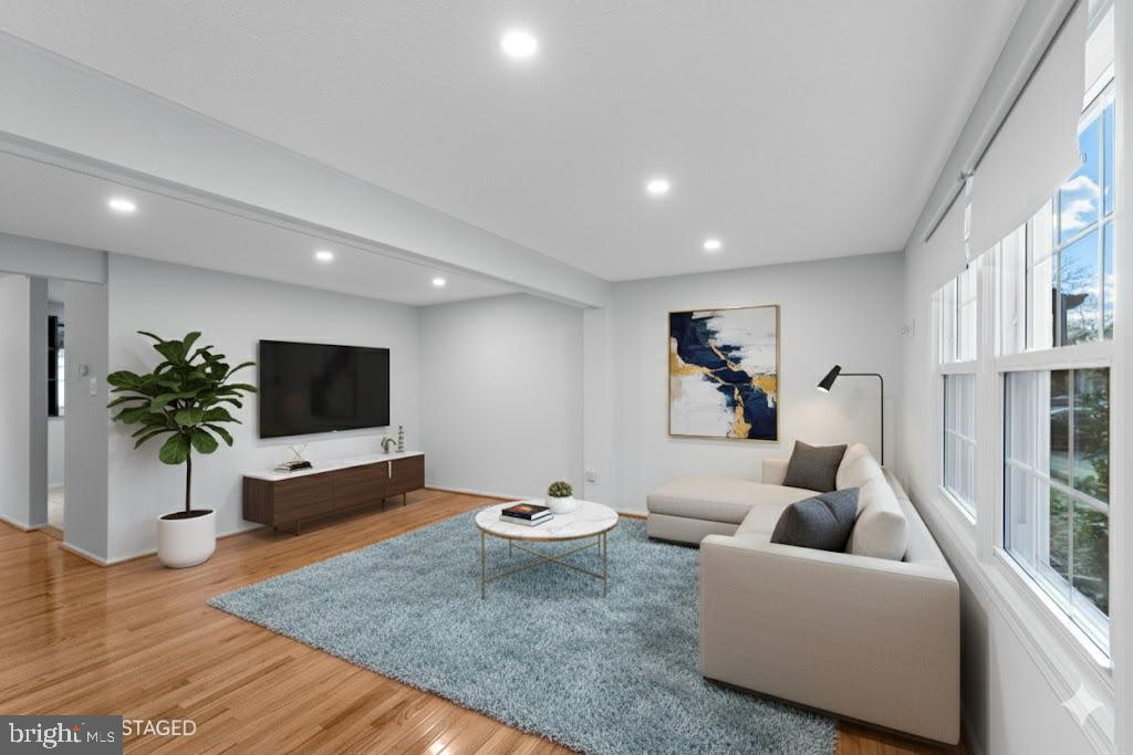 210 Whitcliff Court Gaithersburg, MD 20878 - Photo 9 of 33 Living room