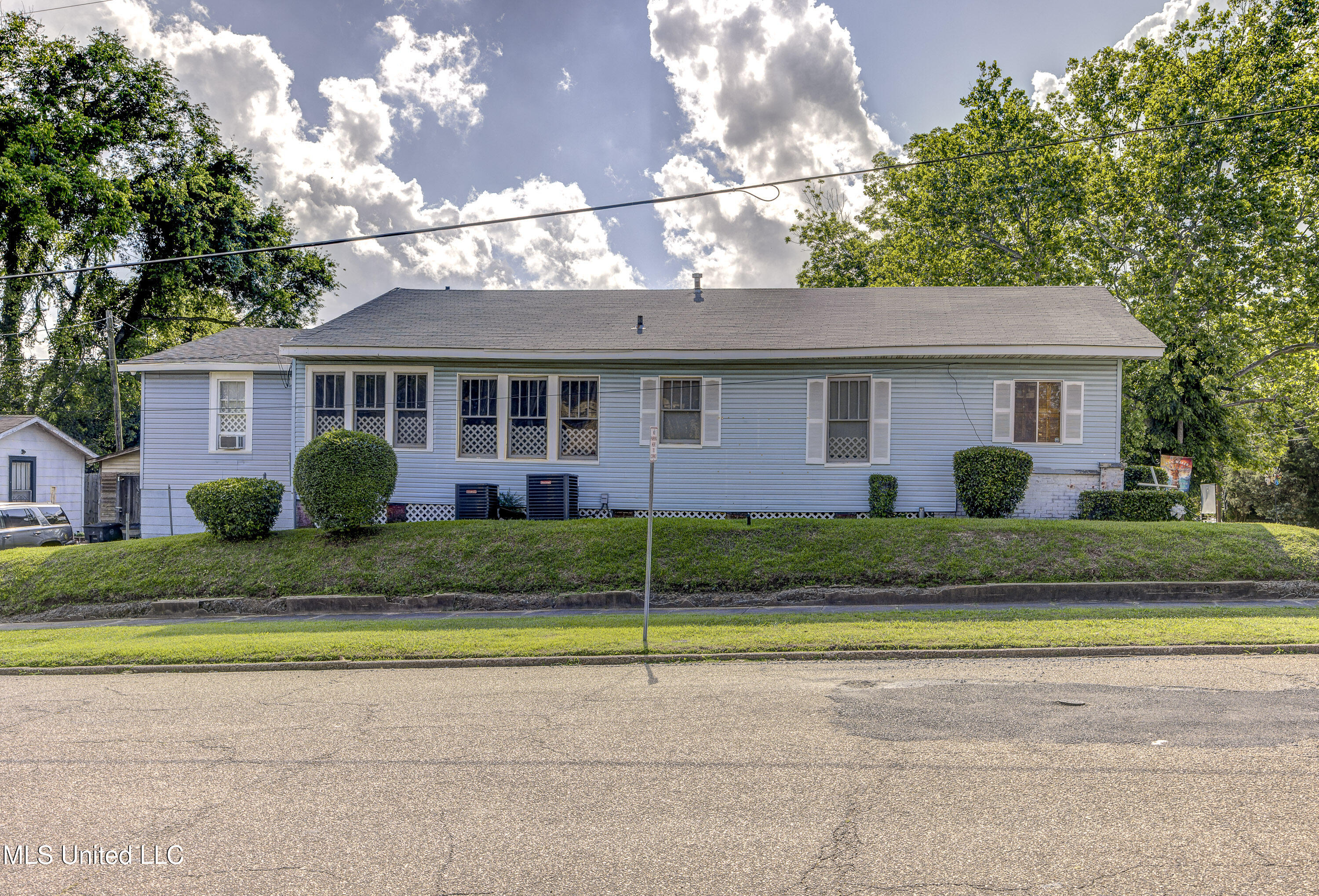 1222 Grove Street Vicksburg, MS 39183 - Photo 2 of 25 Side View