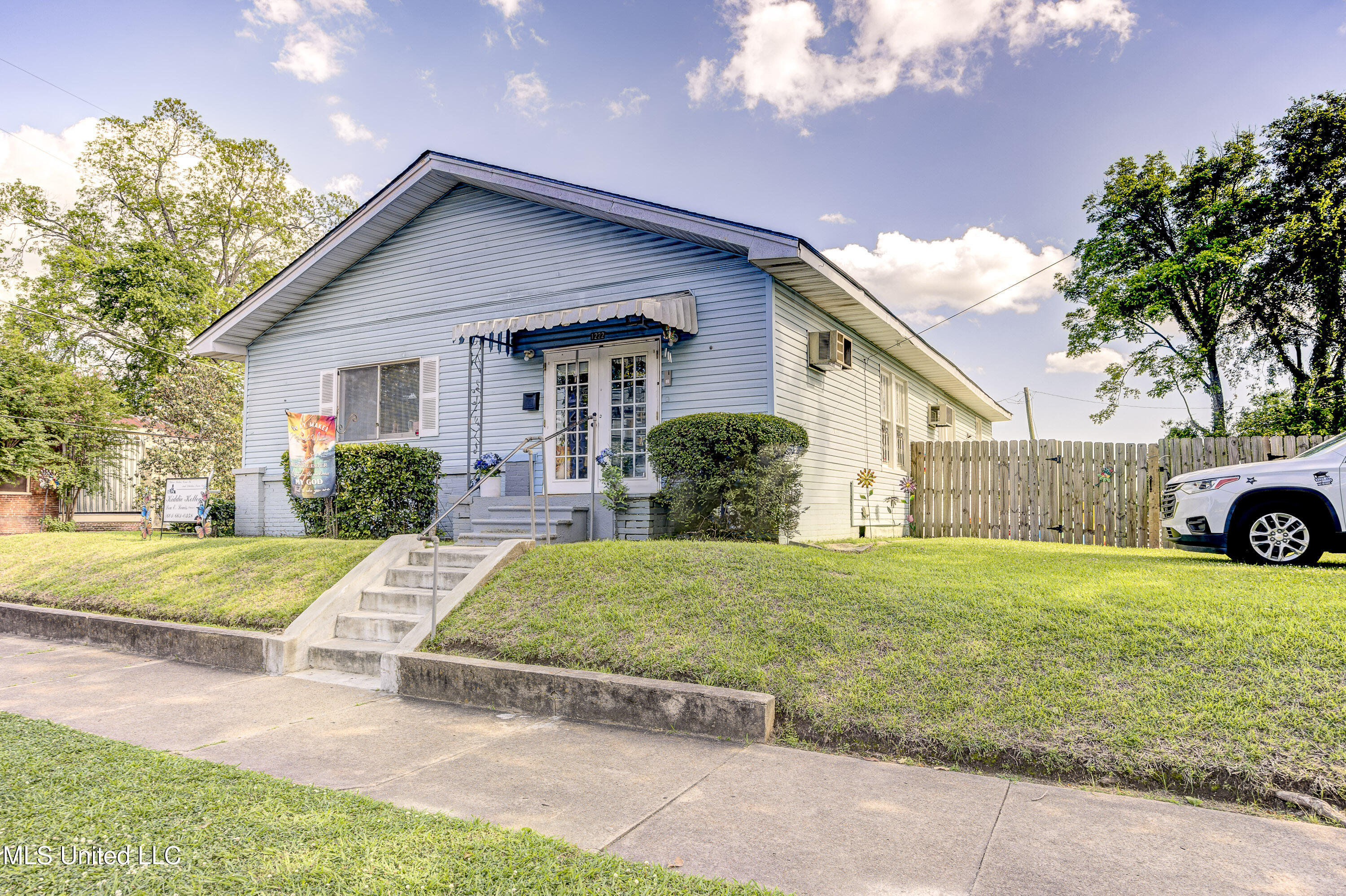 1222 Grove Street Vicksburg, MS 39183 - Photo 9 of 25 Front Three-Quarter View 2
