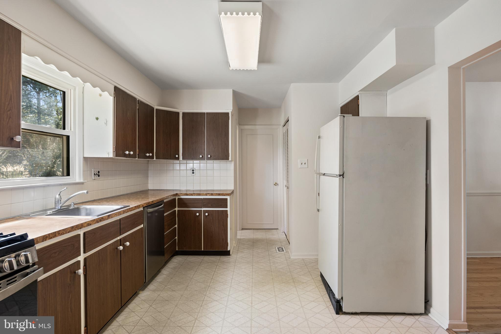 602 Wellfleet Road Cinnaminson, NJ 08077 - Photo 17 of 35 a kitchen with stainless steel appliances granite countertop a refrigerator and a sink