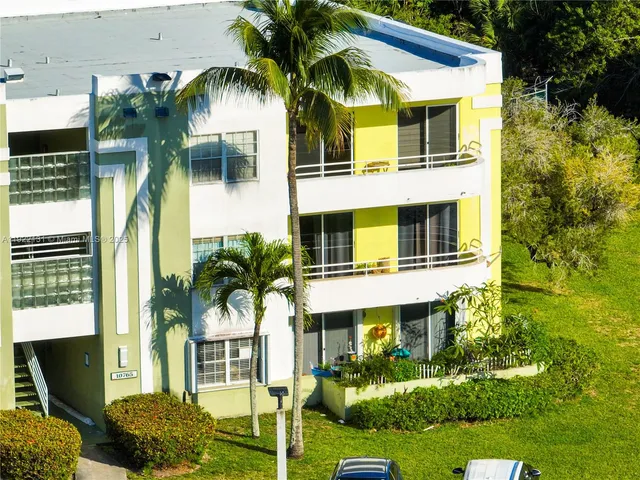 a room with lots of furniture and garden