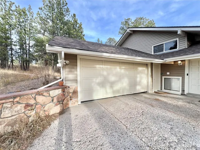 a view of backyard of the house