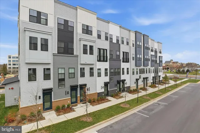 $3,800 | 4768 Sully Pt Lane, Chantilly, VA 20151