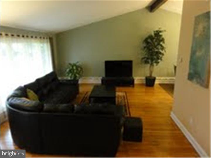 938 Irvin Road Huntingdon Valley, PA 19006 - Photo 2 of 20